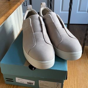 NWT’s Tom’s Amber Suede/Leather slip on tennis shoes size 9